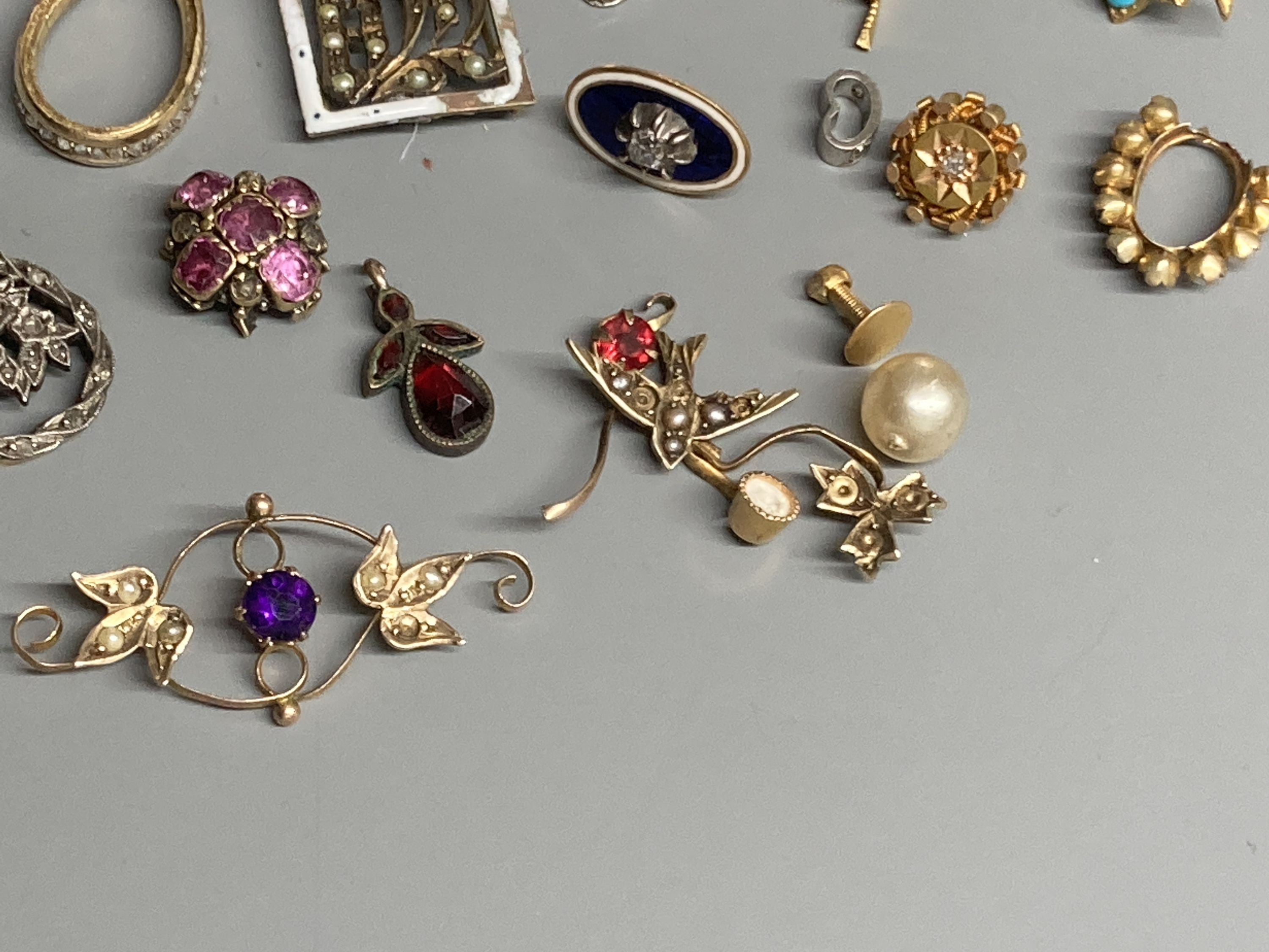A small quantity of 19th century and later jewellery, including a rose cut diamond set mount, enamel and diamond set initial clasp and other gem set items.